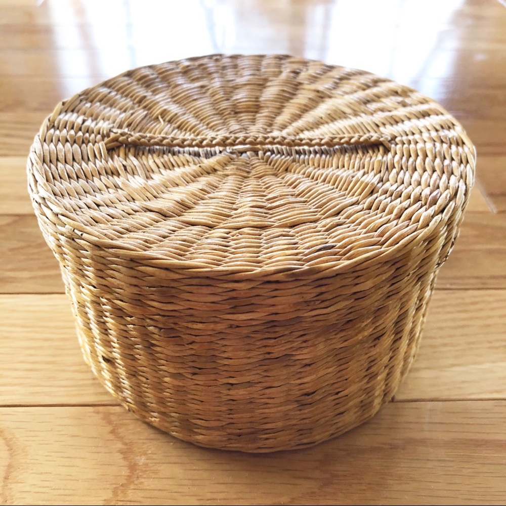 🌿 Vintage Round Woven Basket with Lid